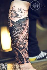Personlig tatovering med blekksprut i leggen