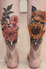 Modello di tatuaggio diverso bellissimo fiore colorato di vitello