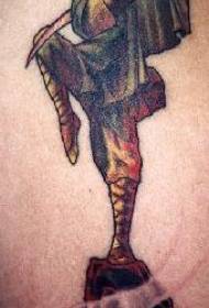 Monjo guerrer patró de tatuatge en color de meditació a una cama