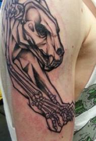 Immagine del tatuaggio dell'osso grande braccio del ragazzo sull'immagine creativa del tatuaggio dell'osso