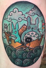 Simpatico tatuaggio totoro di colore delle gambe su barca di carta