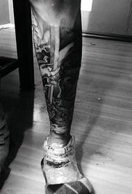 Modello di tatuaggio totem 3d con buona personalità del polpaccio