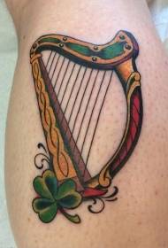 Tipico modello di tatuaggio di trifoglio e arpa di colore