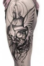 Il tatuaggio grigio scuro funziona con un ottimo design della linea