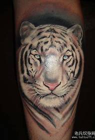 बछड़े पर एक सफेद बाघ का टैटू