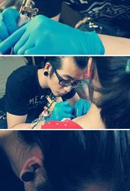 Scena del tatuaggio con motivo personalità del polpaccio