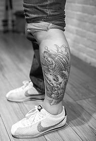 Μαύρο και άσπρο εικόνα τατουάζ καλαμάρι που πέφτει στο μοσχάρι