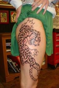 Dühös fekete-fehér tigris tetoválás minta a lábak