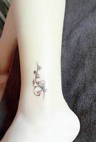 Tatuaggio bellissimo piccolo fiore naturale gamba fresca