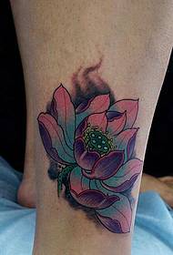 Modello di tatuaggio di loto colorato che cade sul polpaccio