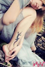 아름다운 송아지 도마뱀 문신 사진
