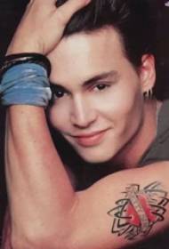 Stêrkek tatuyê ya navneteweyî Johnny Depp wêneya tattooê ya dil-şikestî li ser milê çêdikir