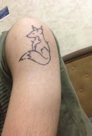 ilustrim tatuazhi i krahut të madh krahu i madh i mashkullit në foton e tatuazhit me dhelpra të zezë