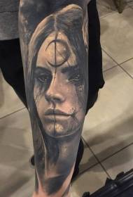 Arm zwarte vrouw duivel portret met symbool tattoo patroon