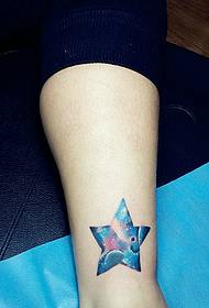 Fotografia e tatuazheve me yje me shkëlqim me pesë cepa