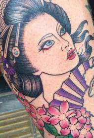 Geisha na hÁise ildaite ó stíl seanré agus patrún tattoo bláthanna