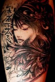 Ázsiai stílusú fekete-fehér gésa kínai karakter tetoválás mintával