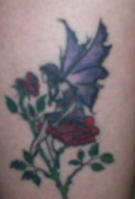 Crvena ruža nogu s uzorkom tetovaže elfa