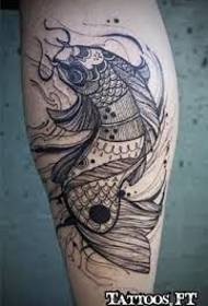 un tatuaje simple de calamar en la pantorrilla