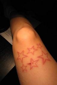 Immagine tatuaggio gambe pentagramma inchiostro rosso semplice
