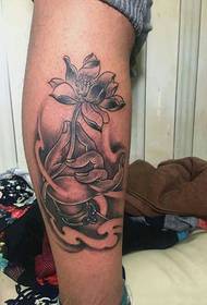 Tatuiruotės tatuiruotė su lotoso raštu ant blauzdos