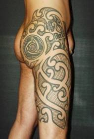 Modello tatuaggio totem tribale nero gamba