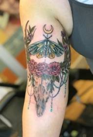 Testa di cervo tatuaggio illustrazione ragazza grande braccio sulla testa di cervo e falena tatuaggio immagine