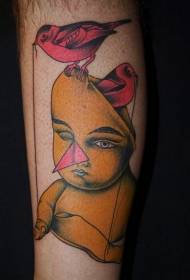 Veau petit garçon avec motif de tatouage coloré petit oiseau