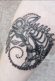 Braccio camaleonte nero scheletro e ramoscello tatuaggio