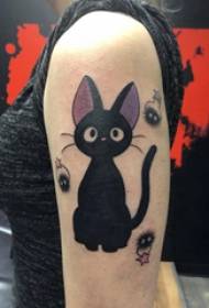 Illustrazione del tatuaggio del grande braccio immagine sveglia del tatuaggio del gatto sul braccio della ragazza