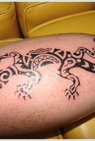 Padrão de tatuagem de lagarto preto nas pernas