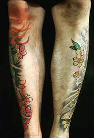 Bratte ben med farger som tatoveringer