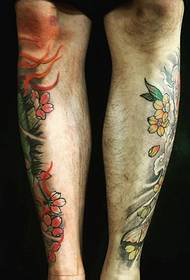 Gambe feroci con colore come i tatuaggi