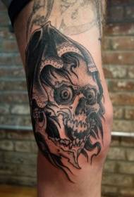 Patrón de tatuaje de calavera de creep estilo de pantorrilla negra