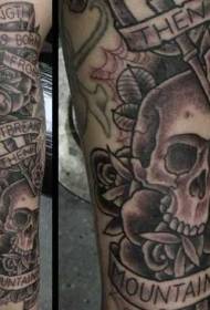 Pierna de la vieja escuela letras grises negras y patrón de tatuaje de calavera clave