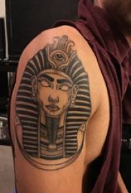 Tattoo Pharaoh Boy le lámh mhór ar phictiúr tattoo dubh Éigipteach pharaoh