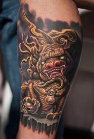 Kallef gemoolt realistesch Gold Draach Tattoo Muster