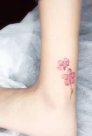Puting guya na may maliit na cherry blossom tattoo larawan