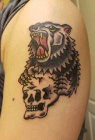 Илустрација велике ручне тетоваже мушке слике горње чељусти руке и медвједа тетоважа слика