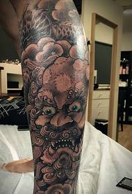 Old calf lion lion tattoo pattern