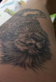 Modello di tatuaggio testa di leone nero gamba