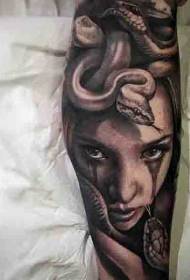 Incredibile modello di tatuaggio Medusa grigio nero sul polpaccio
