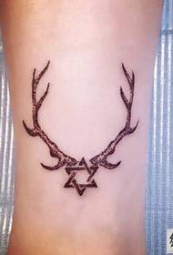 Tatuaggio a stella a sei punte con corna di vitello