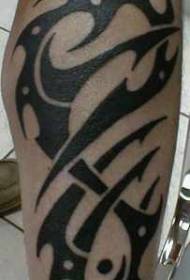 Padrão de tatuagem de totem tribal preto de bezerro