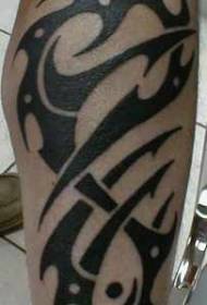 Modello tatuaggio totem tribale nero in vitello