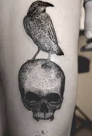 Padrão de tatuagem de corvo espinhoso preto e crânio de coxa