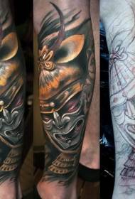 Exquisito patrón de tatuaje de samurai pintado en la pantorrilla