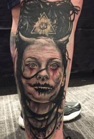 Vještica u stilu horor boja u boji s uzorkom tetovaže roga i značke