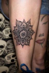 Patrún álainn álainn dubh agus bán tattoo Floral do lao