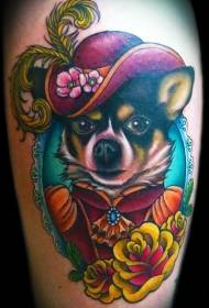 Mielas šuo su skrybėle ir gėlių tatuiruotės modeliu